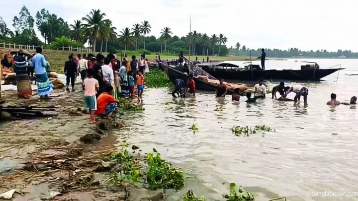 ঝোড়ো হাওয়ায় ভিজিএফের চালবোঝাই দুই নৌকাডুবি