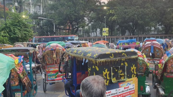 ব্যাটারিচালিত অটোরিকশার বেপরোয়া বিস্তার: নিয়ন্ত্রণহীন চলাচলে বাড়ছে দুর্ঘটনা ও জনদুর্ভোগ | সংবাদ