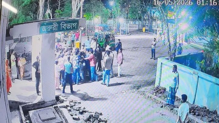 তরুণ চিকিৎসককে ‘মব জাস্টিসের’ চেষ্টা, আশঙ্কাজনক অবস্থায় এয়ার অ্যাম্বুলেন্সে ঢাকা প্রেরণ | সংবাদ