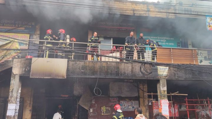বিজয় সরণিরতে ভোররাতে আগুন, নিয়ন্ত্রণে ফায়ার সার্ভিসের ১০ ইউনিট | সংবাদ