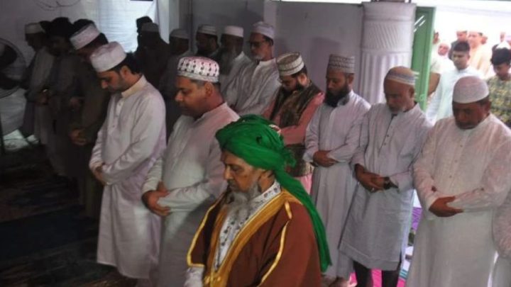 রাজধানীতে ঈদের জামাত: মালিবাগে শতাধিক মুসল্লির ঈদ উদযাপন | সংবাদ