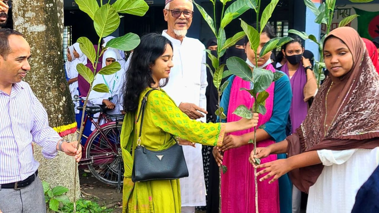 কুড়িগ্রামে শিক্ষার্থীদের মাঝে ১০ হাজার কাঁঠালের চারা বিতরণ