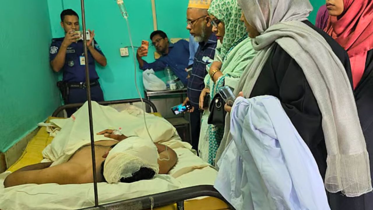 শরীয়তপুরে চিকিৎসককে মারধর ও ভাঙচুর, এয়ার অ্যাম্বুলেন্সে ঢাকায় স্থানান্তর