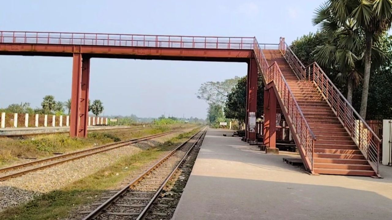 রেললাইন পার হতে গিয়ে প্রাণ গেল হকারের