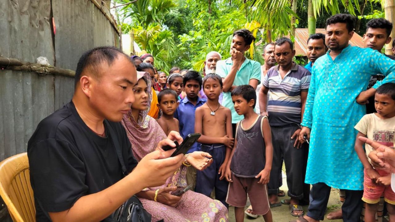 চীনা জামাই দেখতে কুড়িগ্রামে উৎসুক মানুষের ভিড়