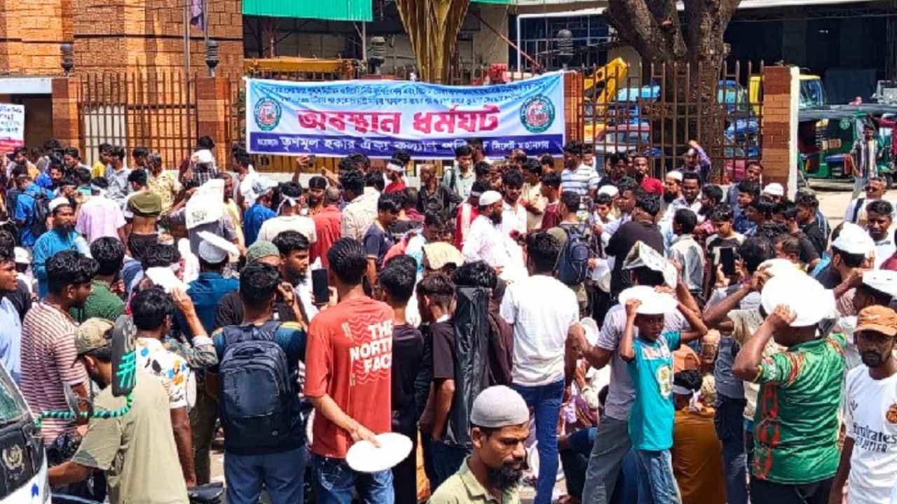 ভাতের থালা হাতে সিলেটে হকারদের বিক্ষোভ
