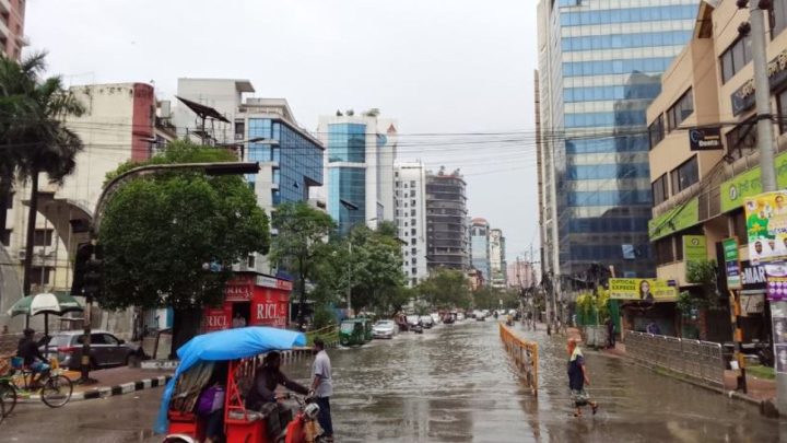 ভারী বৃষ্টিতে হাঁটুপানি নয়াপল্টন-মতিঝিলে