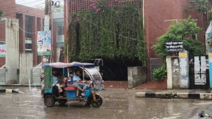 সকাল থেকে মুষলধারে বৃষ্টি, ভোগান্তিতে ঈদে ঘরমুখো মানুষ