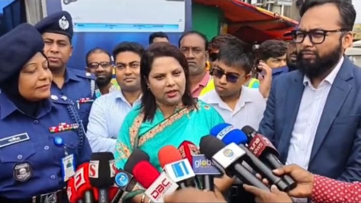সাভারে হঠাৎ বাসস্ট্যান্ড পরিদর্শনে ঢাকার ডিসি