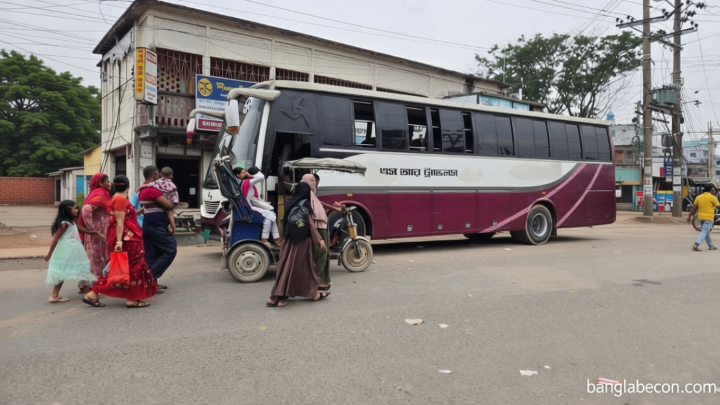নওগাঁয় ৭ ঘণ্টা পর বাস চলাচল শুরু
