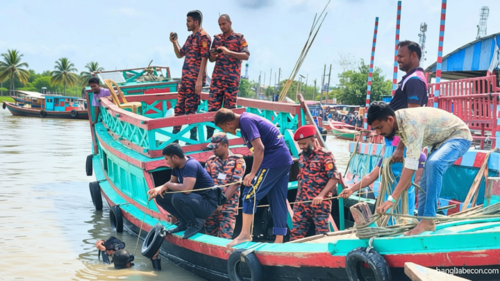 স্ত্রী ও সন্তানের চোখের সামনে তলিয়ে গেলেন মাঝি