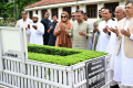 বাবা-মায়ের কবর জিয়ারত করেছেন তারেক রহমান
