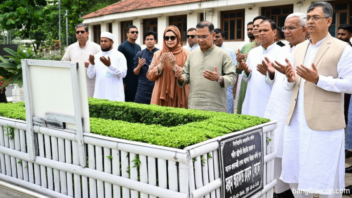 বাবা-মায়ের কবর জিয়ারত করেছেন তারেক রহমান
