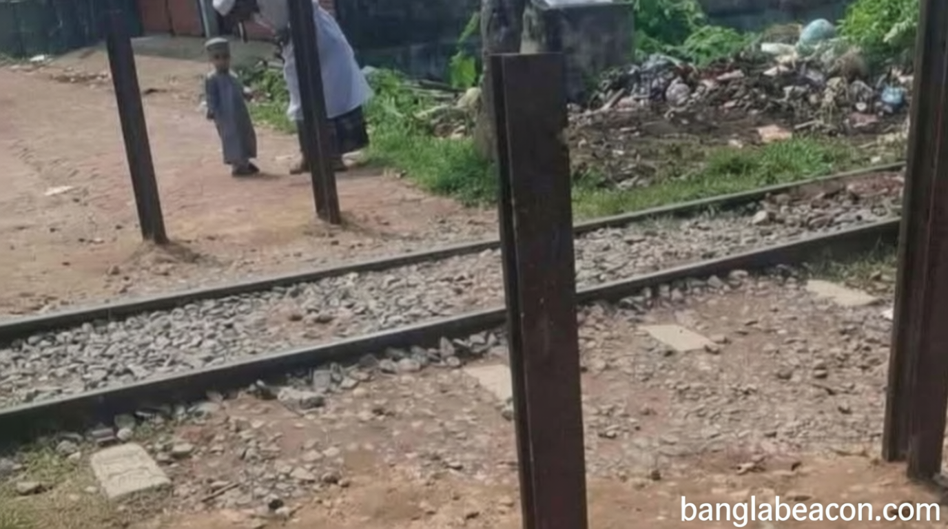 ৭০ বছরের লেভেল ক্রসিং বন্ধ করায় বিক্ষোভ, ট্রেন অবরোধ