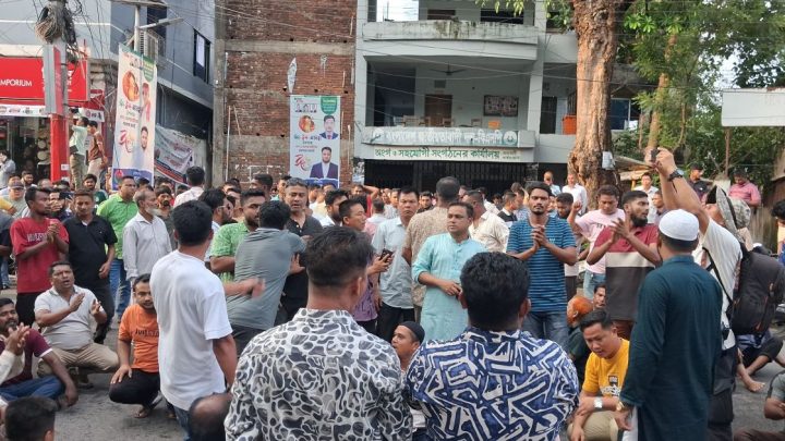দীপেন দেওয়ানের পদত্যাগপত্র প্রত্যাহারের দাবিতে রাঙামাটিতে সড়ক অবরোধ ও বিক্ষোভ | সংবাদ