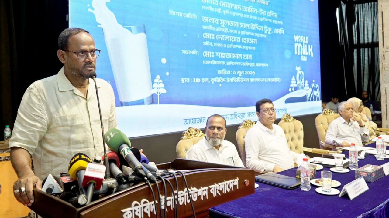 দুধ উৎপাদন বাড়িয়ে আমদানি নির্ভরতা কমাতে হবে