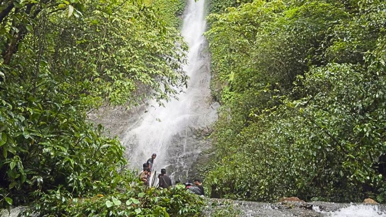 পাহাড়ের বুক চিরে নামা অপরূপ পরিকুণ্ড