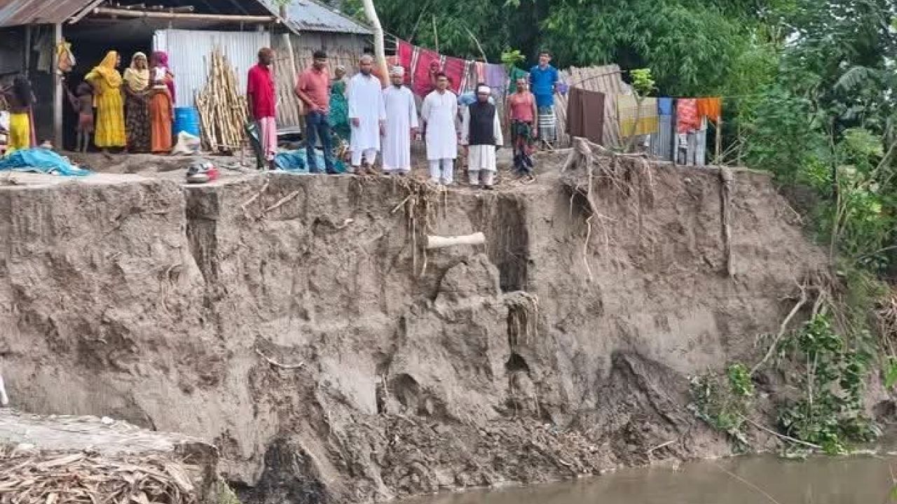 সুন্দরগঞ্জে তিস্তার ভাঙন রোধে জিও ব্যাগ স্থাপন