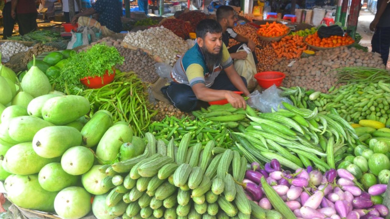 ঈদ গেলেও বগুড়ায় কমছে না সবজির দাম
