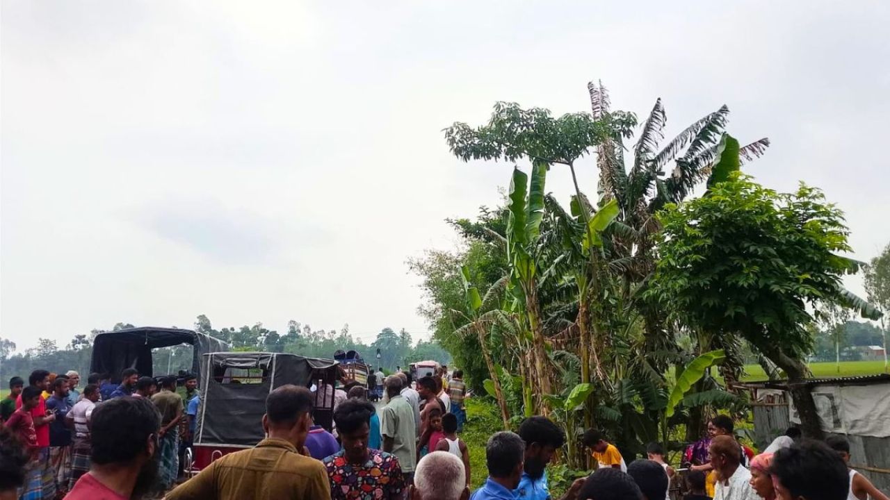 রাজারহাটে পিকআপের ধাক্কায় প্রাণ গেল বাবা-ছেলের