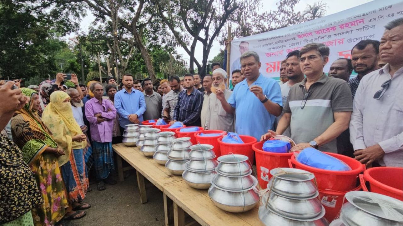 বান্দরবানে অগ্নিকাণ্ডে ক্ষতিগ্রস্তদের বিএনপির সহায়তা