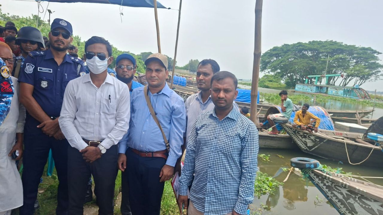 মতলব উত্তরে জব্দ ৩৫ নৌকা নিলামে বিক্রি
