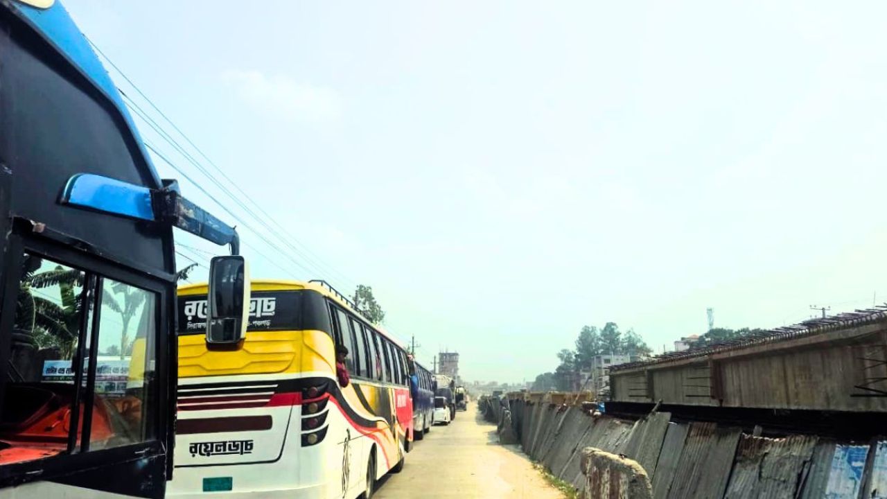 গোবিন্দগঞ্জে তীব্র যানজট, ২ কিলোমিটার পার হতে লাগছে ৩ ঘণ্টা