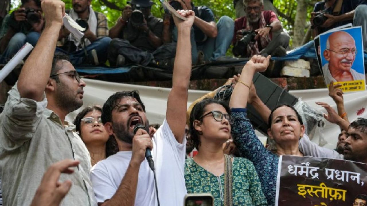 দিল্লিকে জ্বালিয়ে দেওয়ার হুমকি ‘আরশোলাদের’