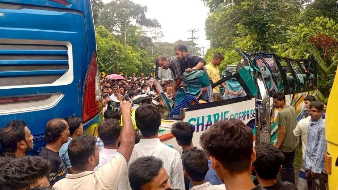 চকরিয়ায় দুই বাসের সংঘর্ষে শিশু নিহত, আহত ২০