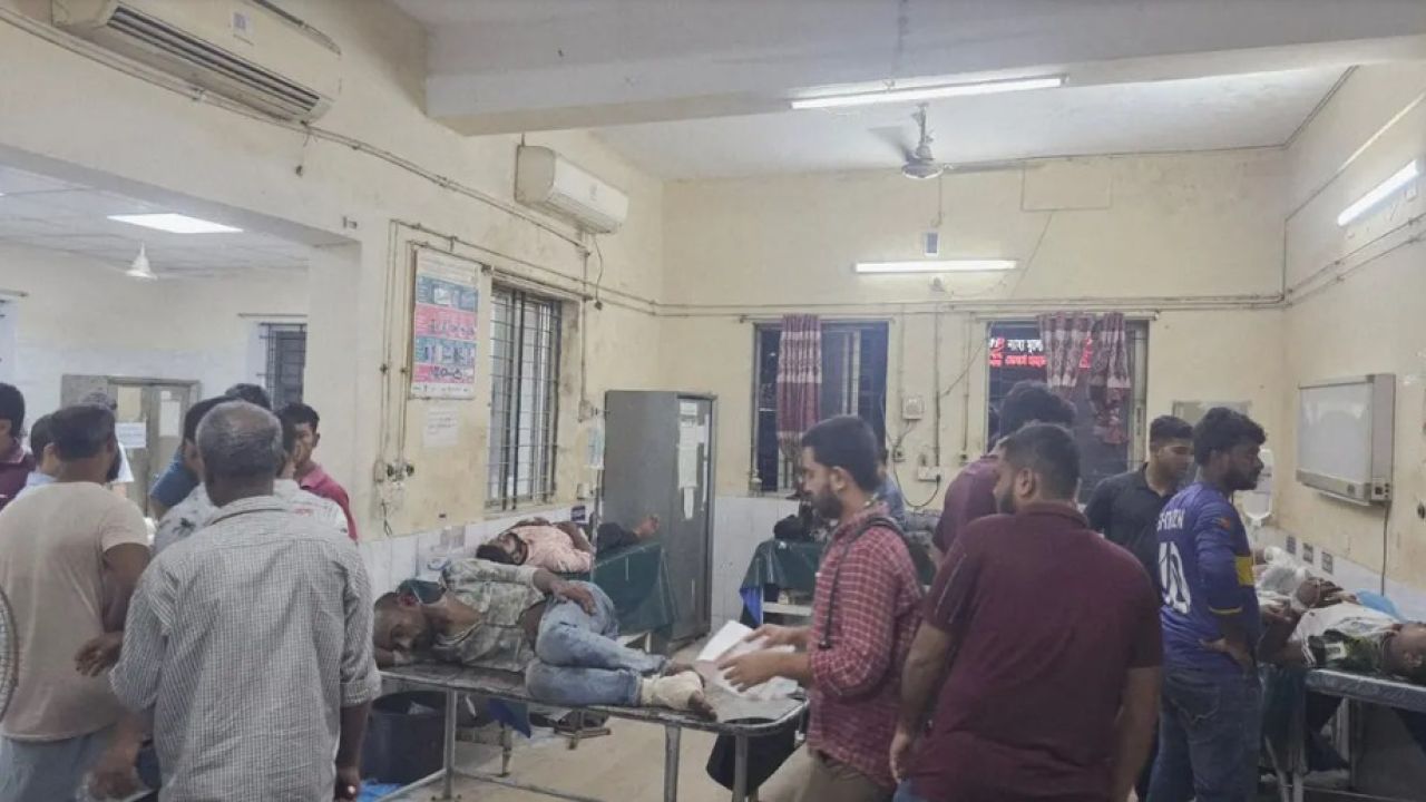 ফেনীতে গ্যাসবোঝাই ট্রাকের পেছনে কাভার্ডভ্যানের ধাক্কা, নিহত ২