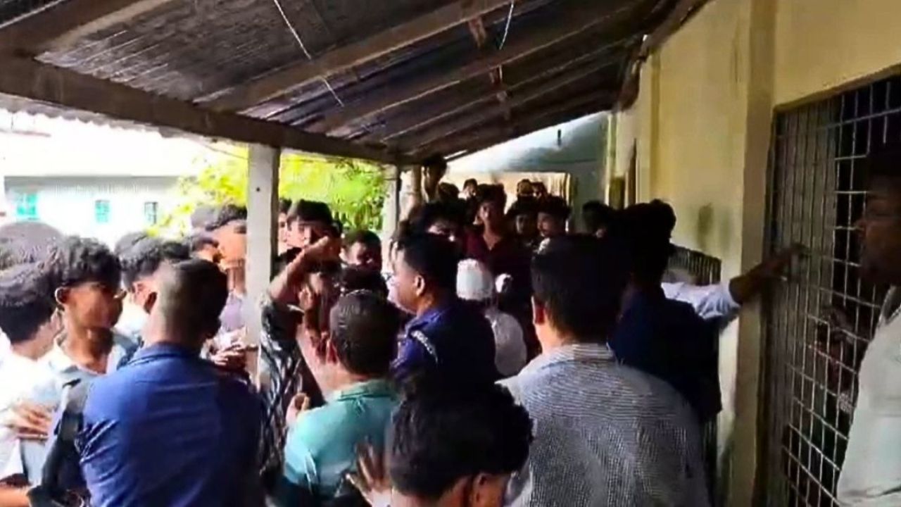 ভাঙ্গায় পরীক্ষাকেন্দ্রে শিক্ষার্থীদের তোপে এনসিপি নেতা