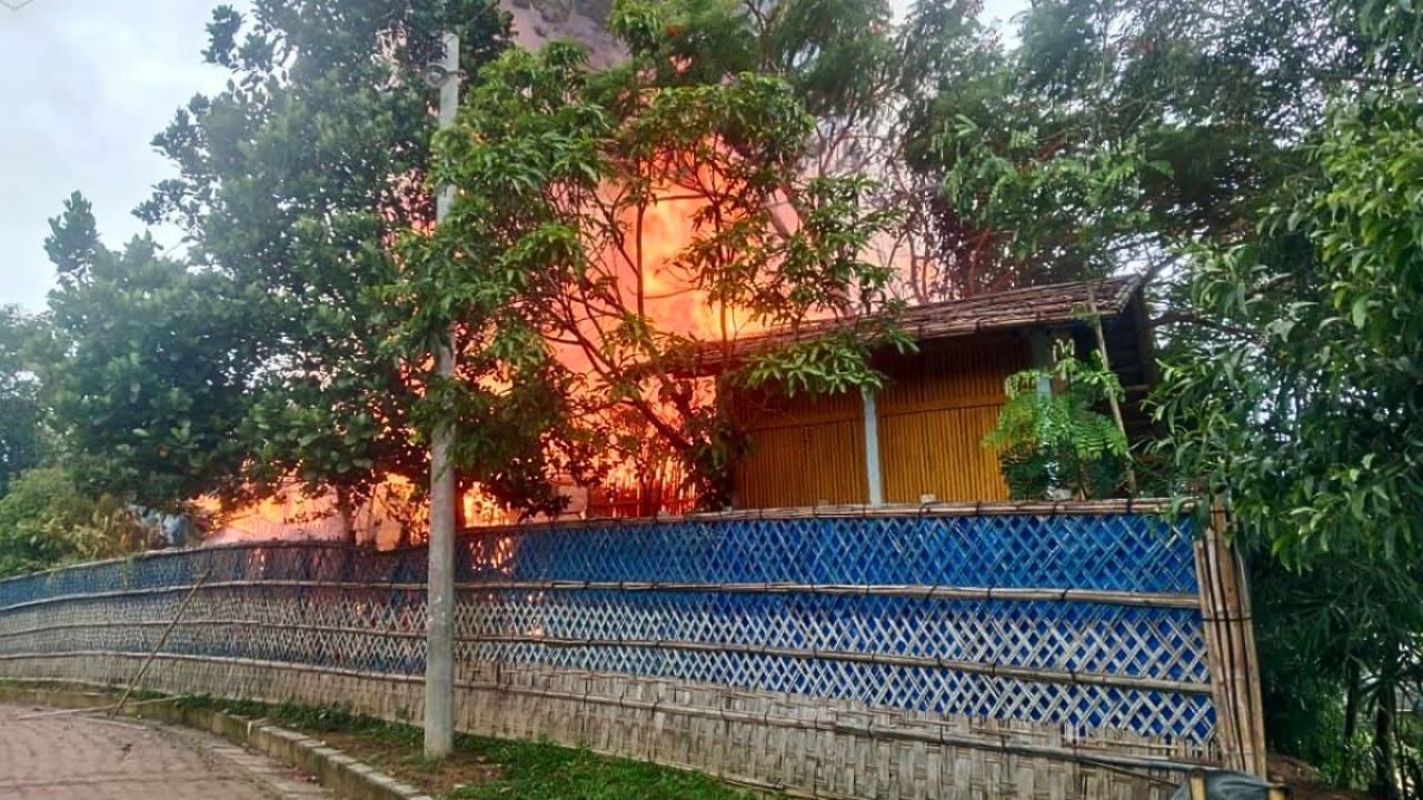 উখিয়ায় রোহিঙ্গা ক্যাম্পের প্রশিক্ষণ কেন্দ্রে আগুন
