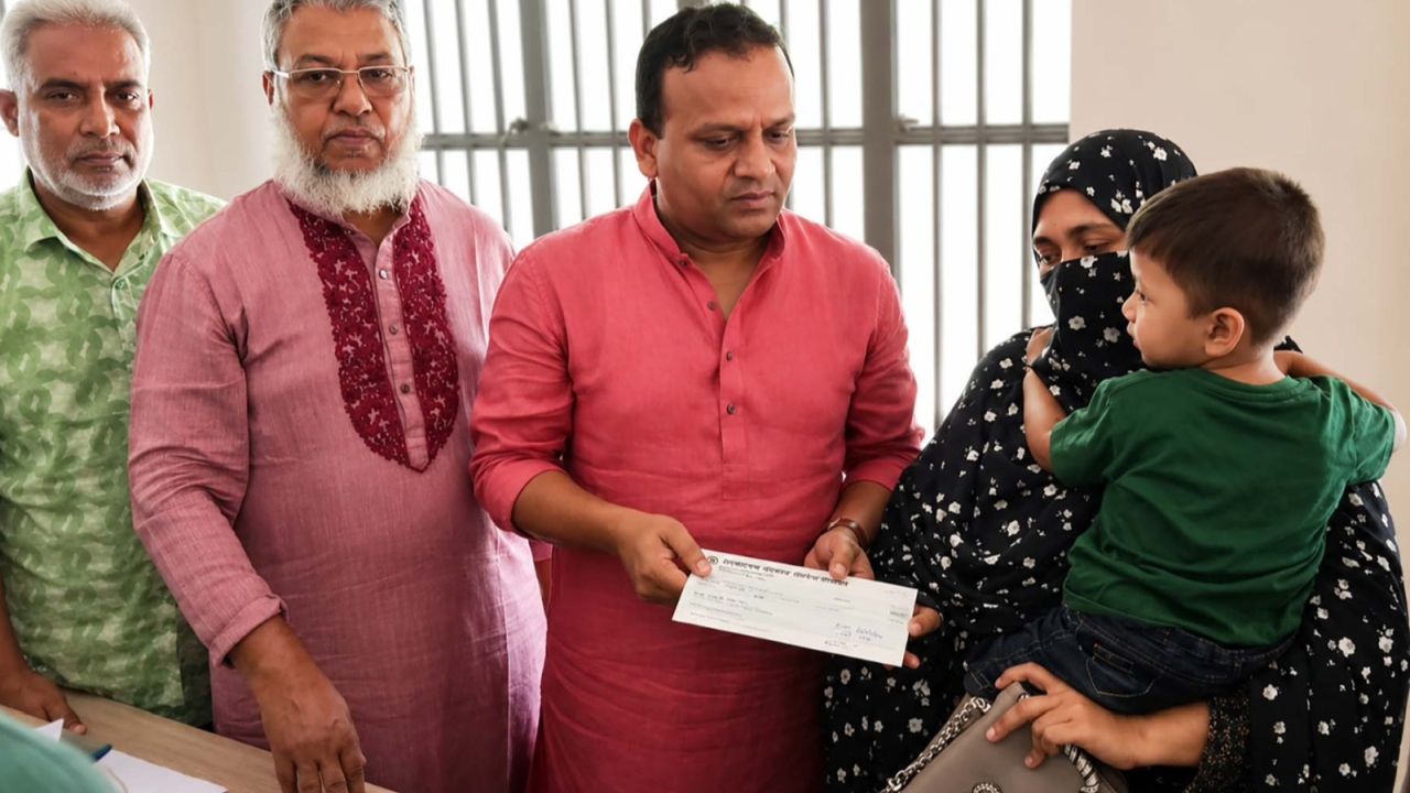 সদরঘাট লঞ্চ দুর্ঘটনা: সোহেল ও মিরাজের পরিবার পেল ১০ লাখ টাকা