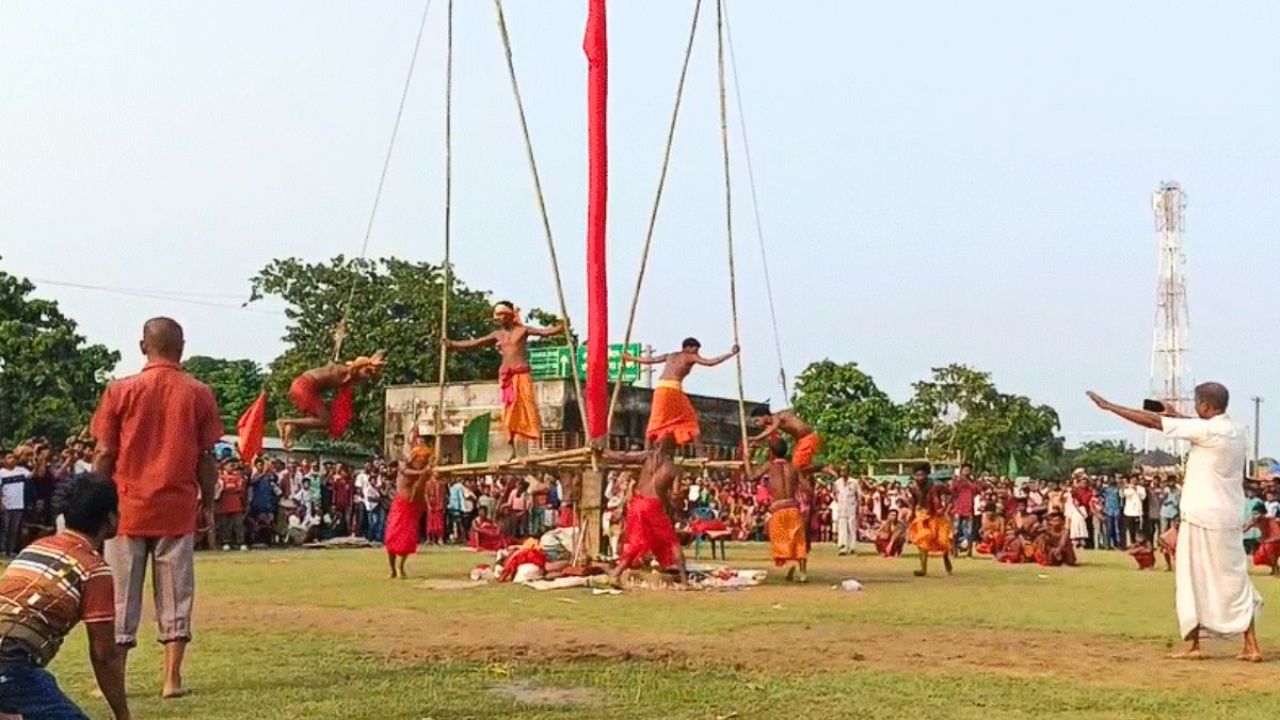 তাহিরপুরে চড়ক পূজা দেখতে মানুষের ঢল