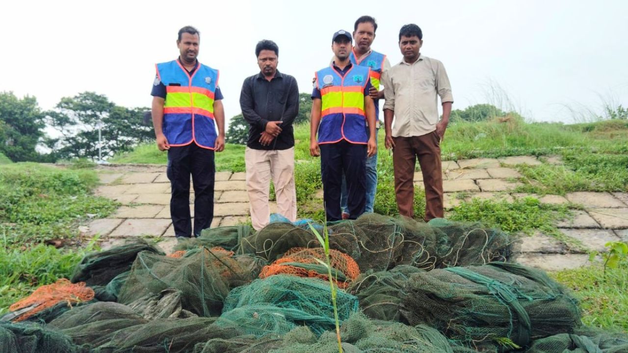 লৌহজংয়ে পদ্মা নদীতে চায়না দুয়ারী জাল জব্দ ও ধ্বংস