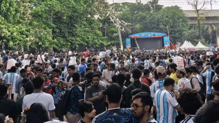 টিএসসিতে রাত জেগে মেসি পাগলদের মিলনমেলা