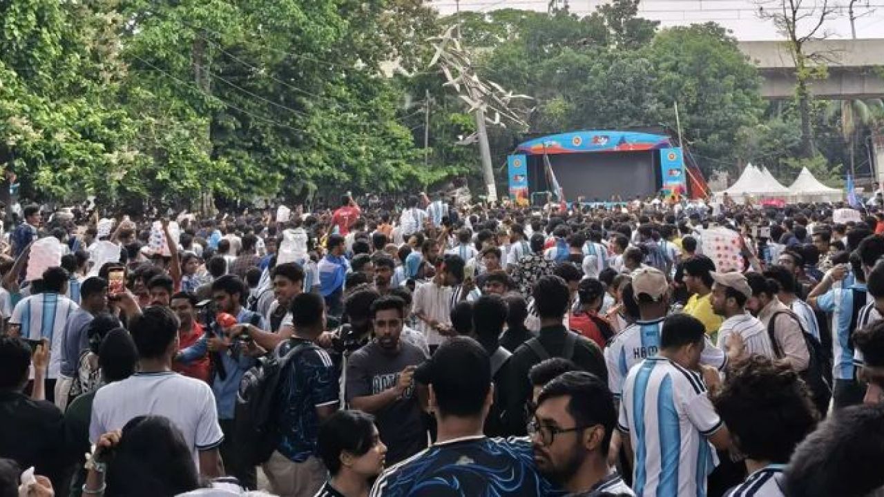 টিএসসিতে রাত জেগে মেসি পাগলদের মিলনমেলা