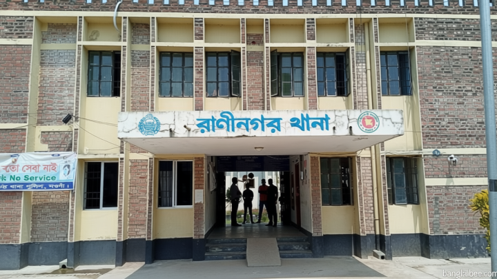 চোখে মরিচের গুঁড়া ছিটিয়ে ছিনতাই, ছুরিকাঘাতে জখম