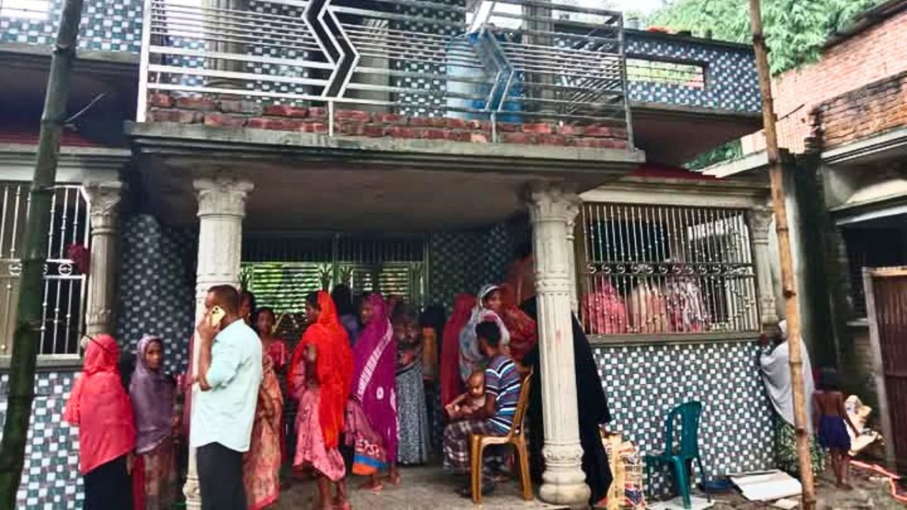 ভাসুরের নির্যাতনে গৃহবধূর আত্মহত্যা, বিষক্রিয়ায় লড়ছে ২০ মাসের শিশু