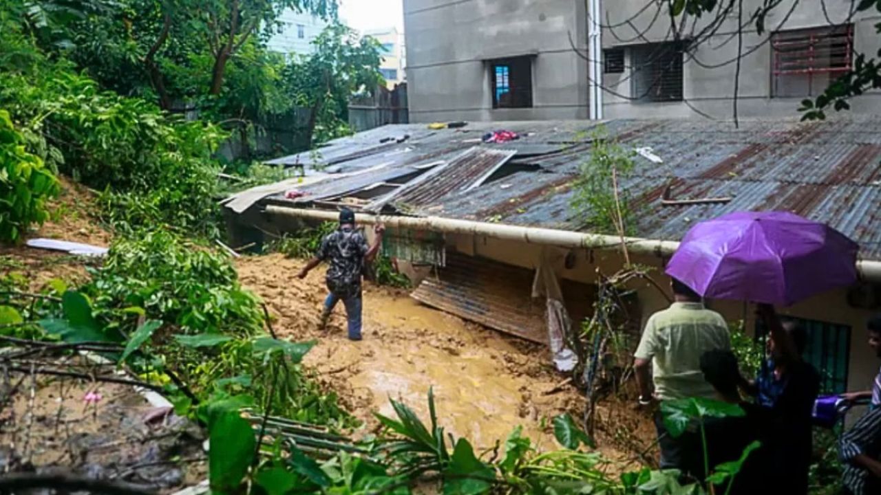 চট্টগ্রামে পৃথক পাহাড়ধসে ২ শিশুর মৃত্যু