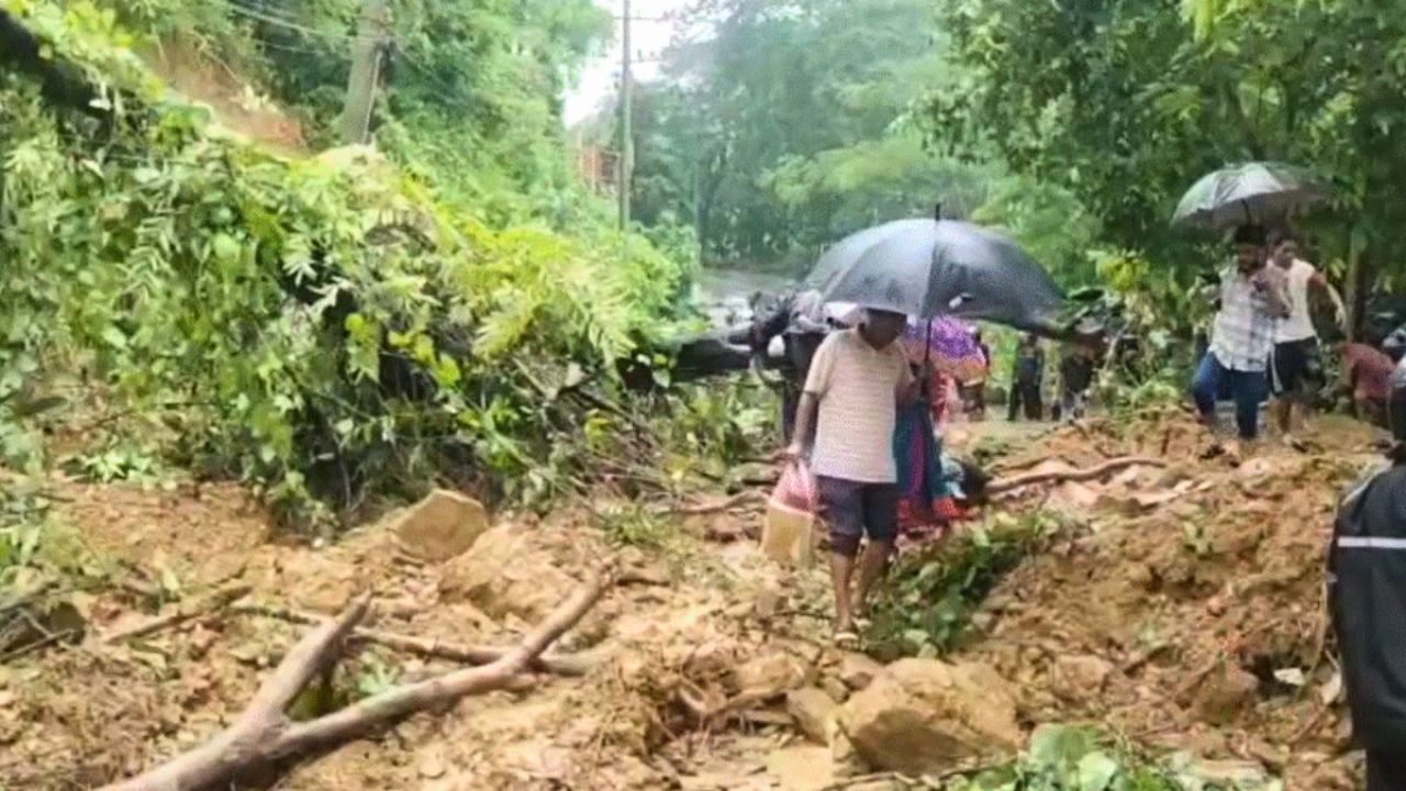 সারা দেশের সঙ্গে বান্দরবানের সড়ক যোগাযোগ বিচ্ছিন্ন