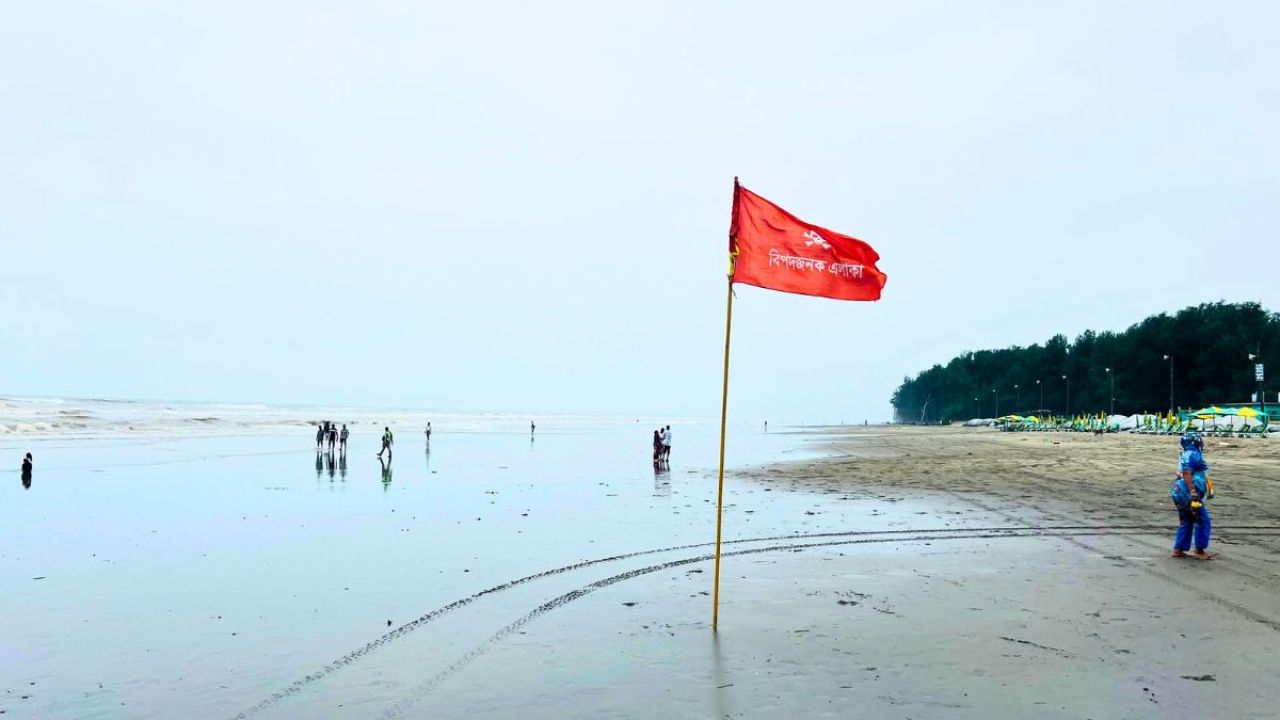 টানা বৃষ্টিতে পর্যটকশূন্য কক্সবাজার, চার দিনে শত কোটি টাকার ক্ষতি
