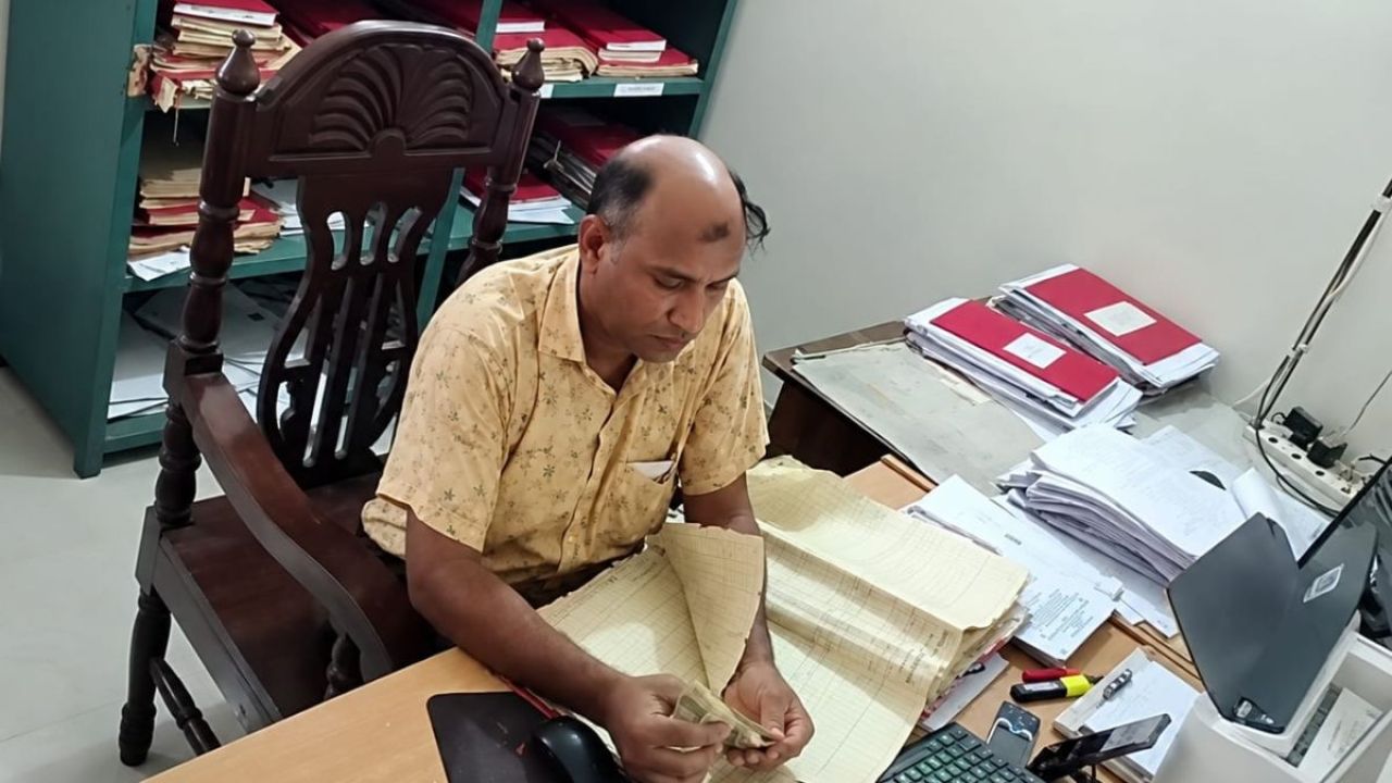 ভোলাহাটে তহসিলদারের ঘুষ নেওয়ার ভিডিও ভাইরাল, তদন্ত শুরু