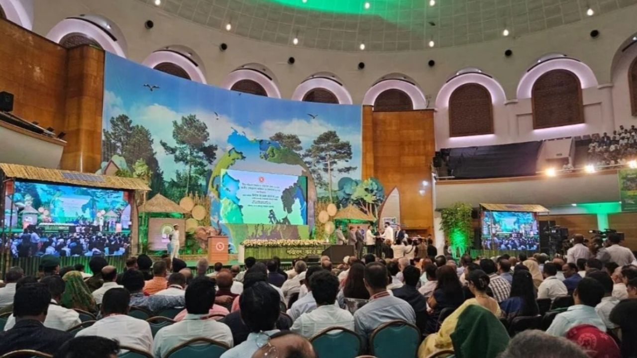 সরকারি অনুষ্ঠানে বদলে গেল দৃশ্যপট