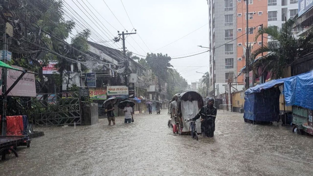 ​দেশজুড়ে টানা বর্ষণের আভাস: পাহাড় ধসের শঙ্কা