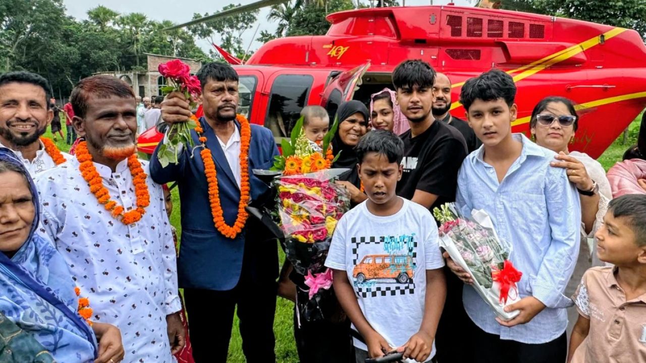 সন্তানদের স্বপ্ন পূরণে হেলিকপ্টারে বাড়ি ফিরলেন সৌদি প্রবাসী