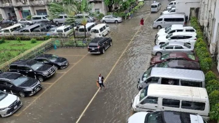 জলমগ্ন সচিবালয়, প্যান্ট গুটিয়ে জুতা হাতে কর্মকর্তারা