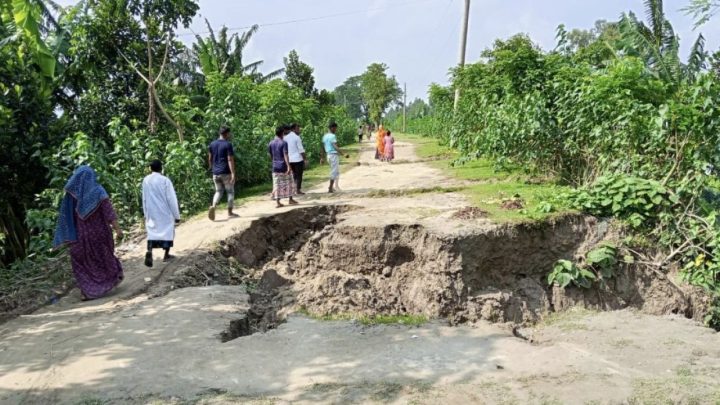 বাঁধের ১২ স্থানে ধস, শঙ্কায় ৩০ হাজার মানুষ