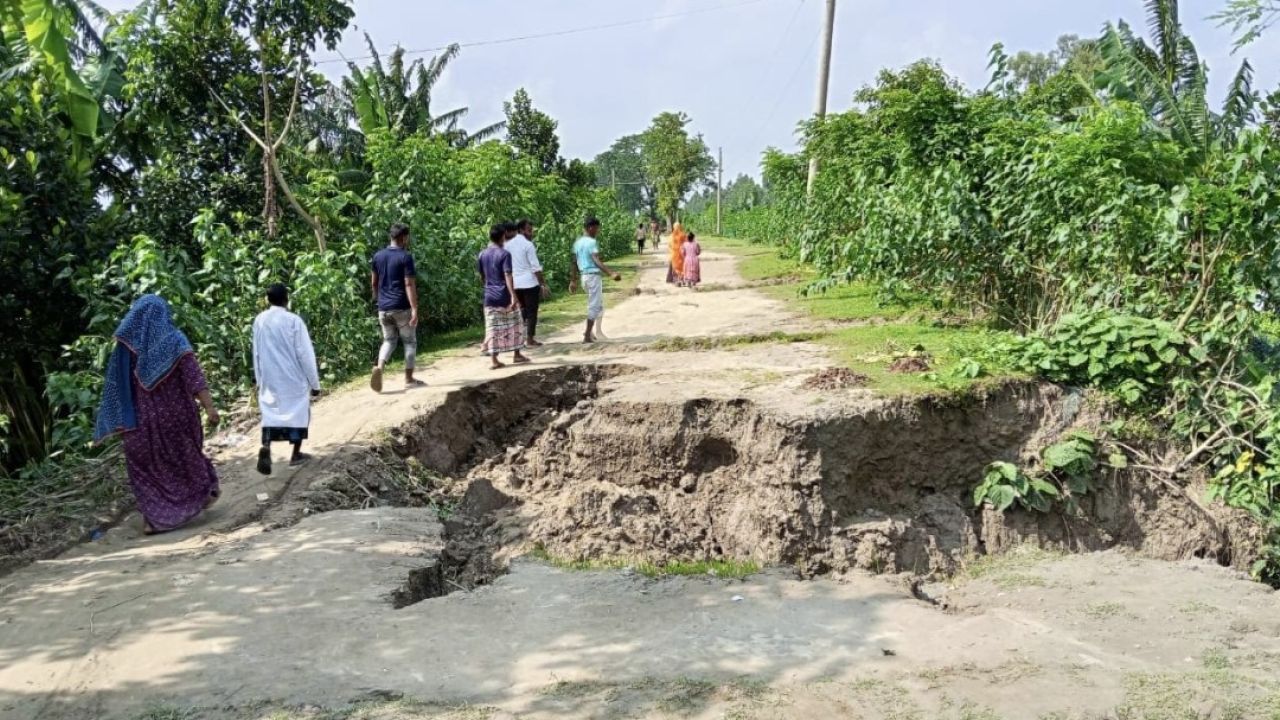 বাঁধের ১২ স্থানে ধস, শঙ্কায় ৩০ হাজার মানুষ