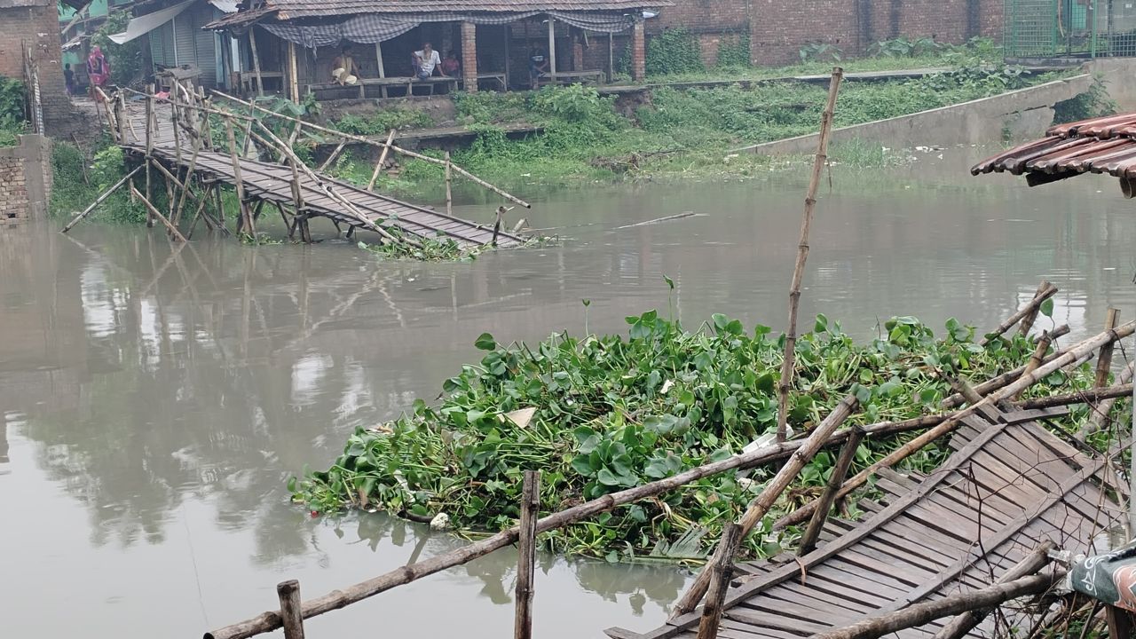 বর্ষণে ভেসে গেল বাজারের ব্রিজ, দুর্ভোগে হাজারো মানুষ